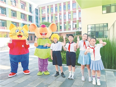 深富策略 书本朋友进校园 英语趣学焕新彩